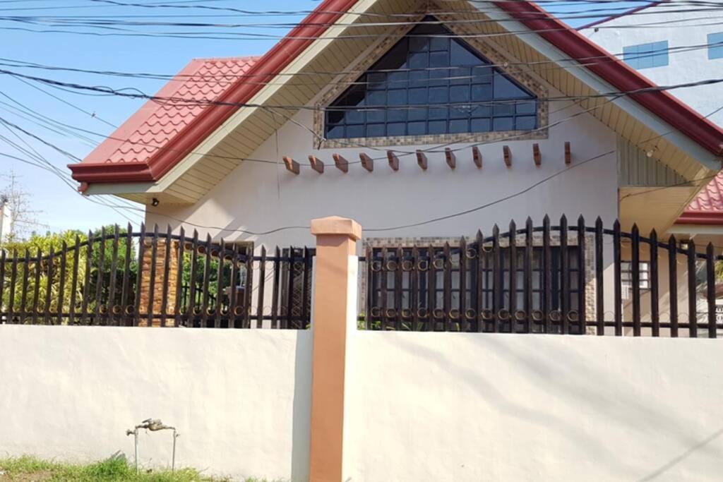 Villa Resthouse Fully Airconditioned W/ Private Parking à Tuguegarao Extérieur photo